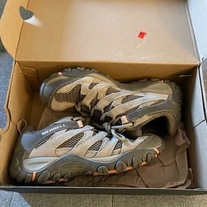Women’s Merrell Hiking shoes! Like New!